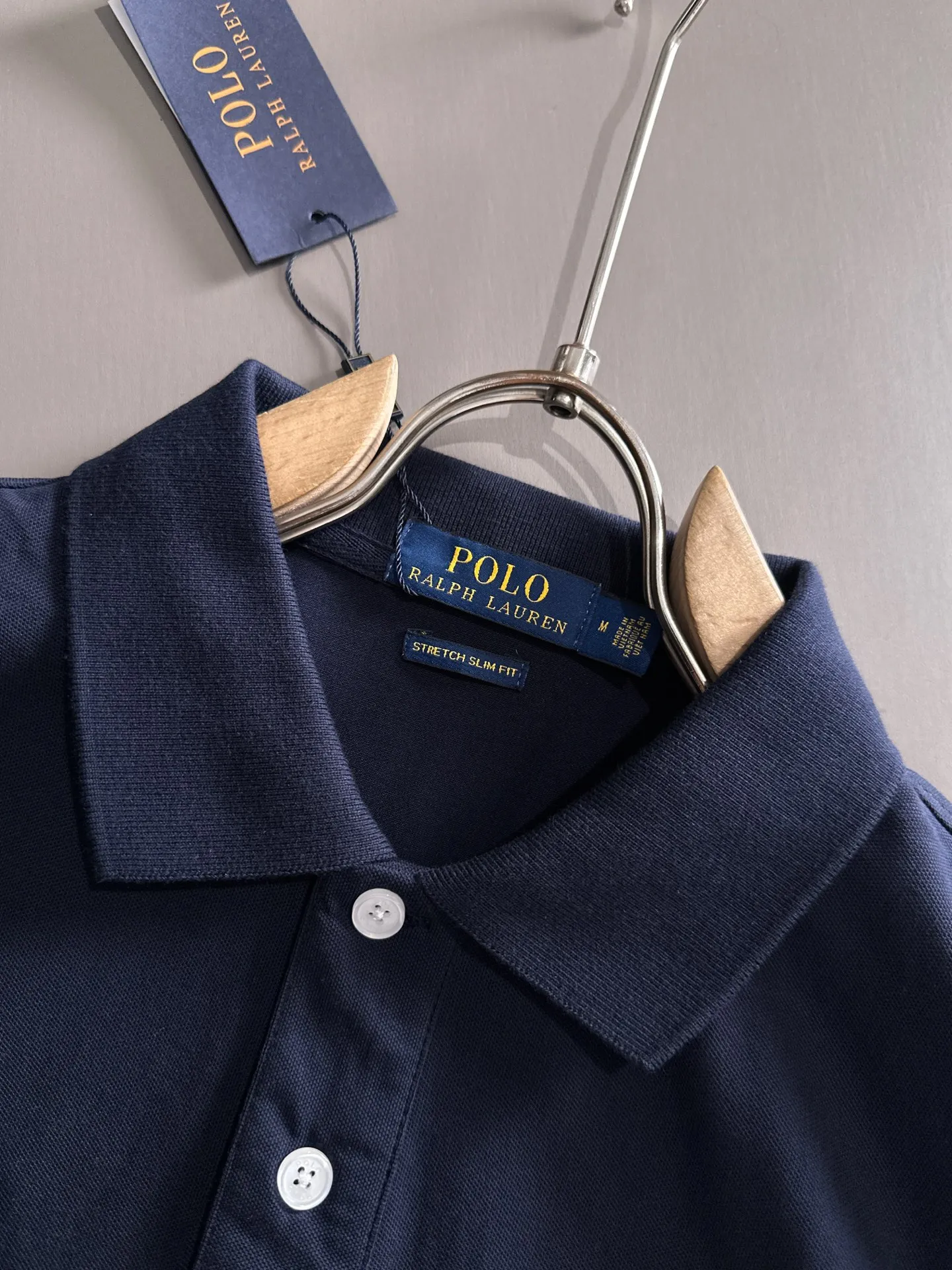 P190 🌸 (Always available) Ralph Lauren [High Quality] Differentiates from ordinary fabrics on the market Men's pure cotton business casual solid color Short-sleeved T-shirt Lapel Polo shirt Men's summer essentials ✔ In a man's wardrobe, polo shirts must occupy an important place! When it comes to polo shirts made of pure cotton, Ralph Lauren is the perfect choice for comfort and quality ✔ The first choice for high quality! Classic basics that will never go out of style! Designed with classic solid colors, each color can easily match various occasions! Made of 240g pure cotton pique fabric, it is skin-friendly, comfortable and has good breathability, making summer wear refreshing and worry-free! The right shoulder style modifies the shoulder shape, enhances the style and temperament, and perfectly fits everyone's needs! Whether it is daily travel or business occasions, it is easy and versatile! The feeling of relaxation is even better. Everywhere you look, there are texture details! There are many colors to choose from, from stable dark colors to dynamic light colors, meeting the needs of different occasions! Exquisite workmanship, the improvement of one's own image is the pursuit of quality of life! , the details of the turning and wiring are also the original factory craftsmanship. Needless to say, the quality is after all, it is something from the original factory... If you like it, don’t miss it! For men, this type of short-sleeved Polo shirt is naturally indispensable!  All three standards are complete! Simple business casual essentials! Color: Black White Gray Royal Blue Size: M-2XL
